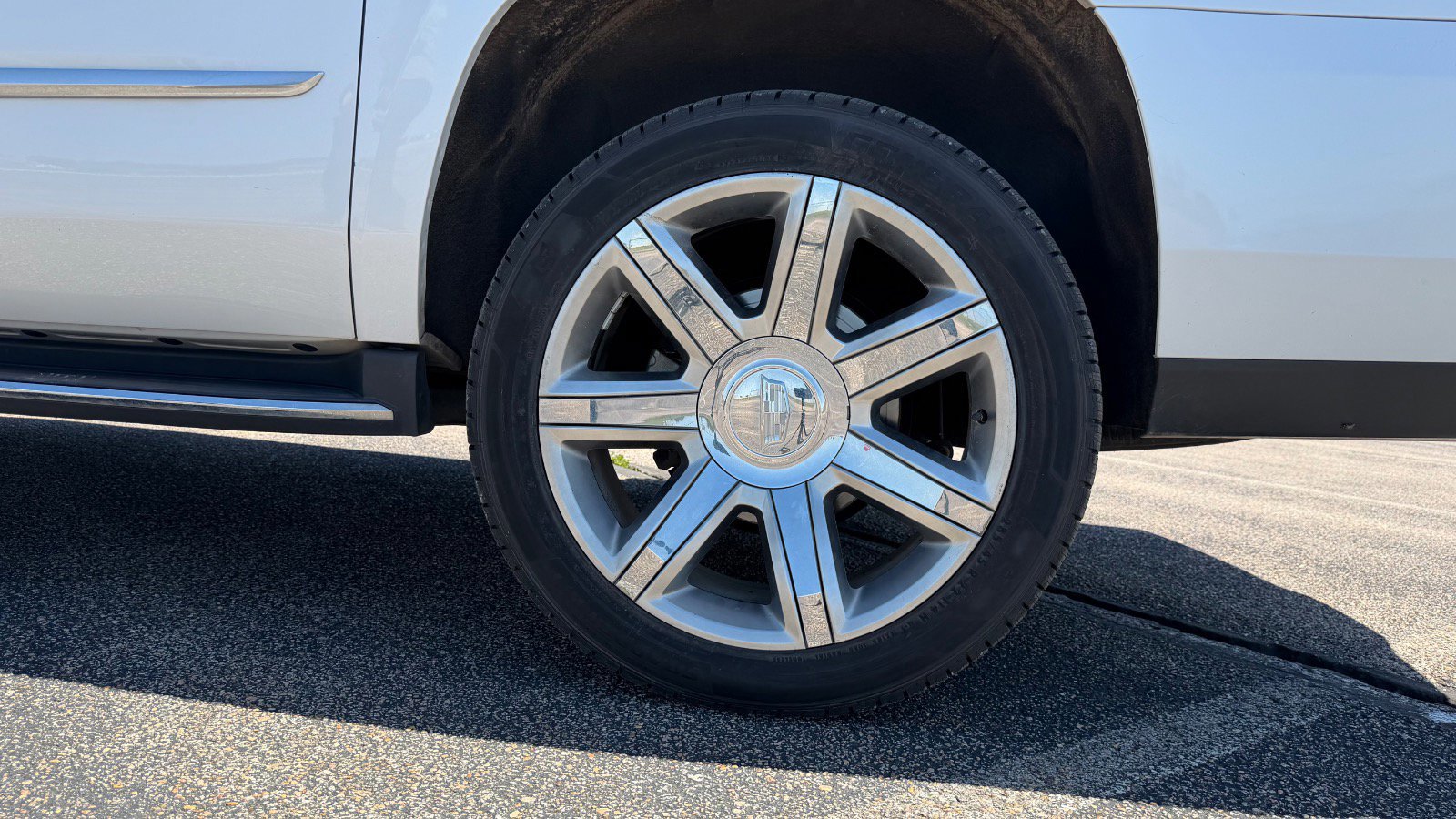 Used 2019 Cadillac Escalade ESV Luxury AWD/4WD image 18