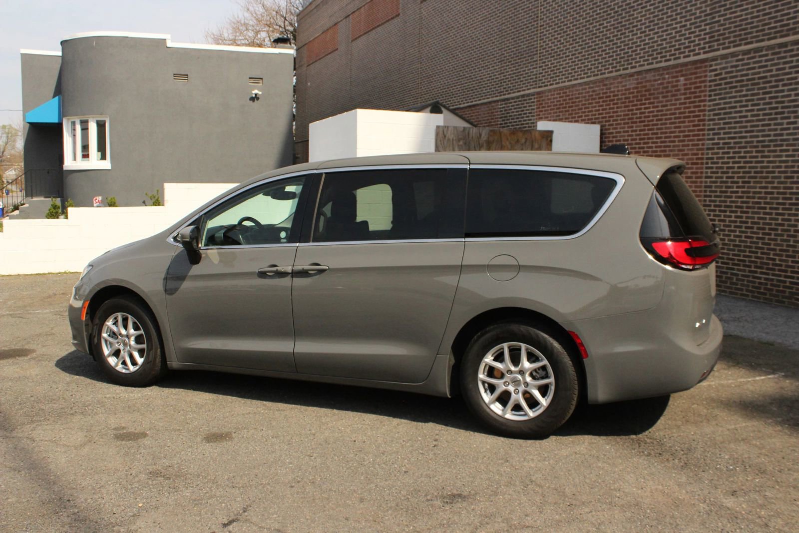 Used 2023 Chrysler Pacifica Touring-L FWD image 5