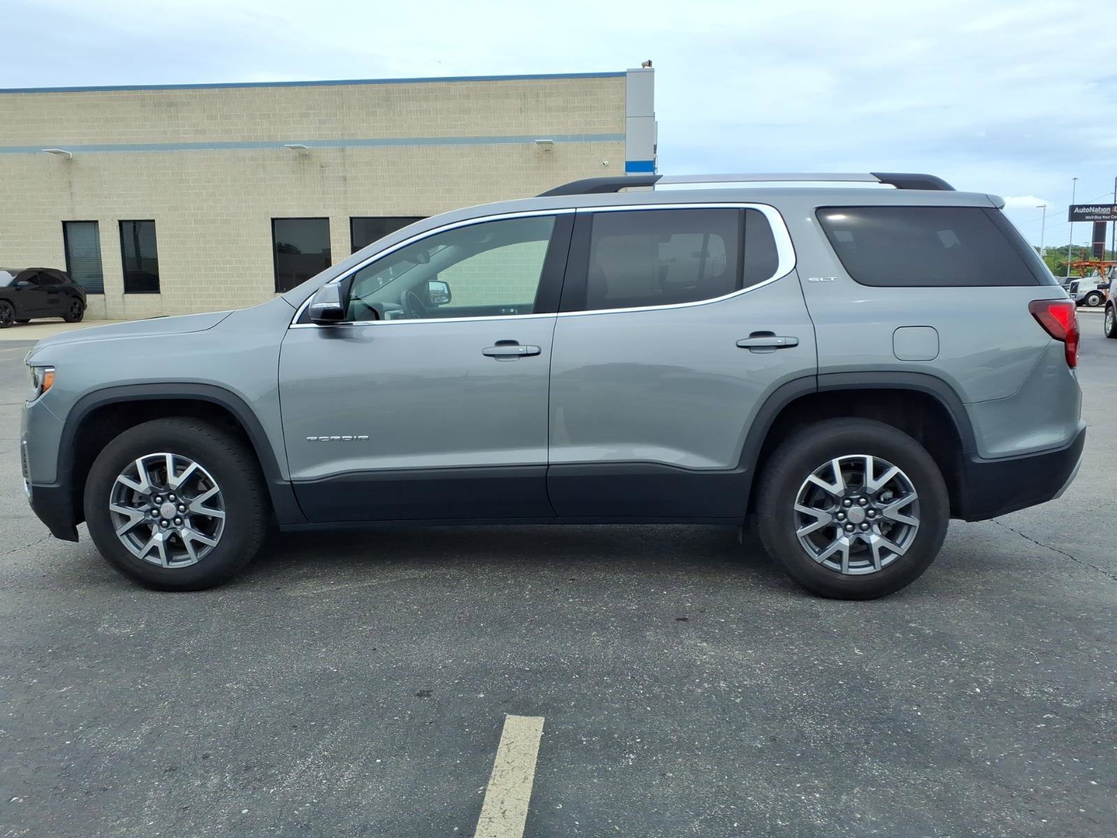 Used 2023 GMC Acadia SLT w/ LPO, Floor Liner Package FWD image 4