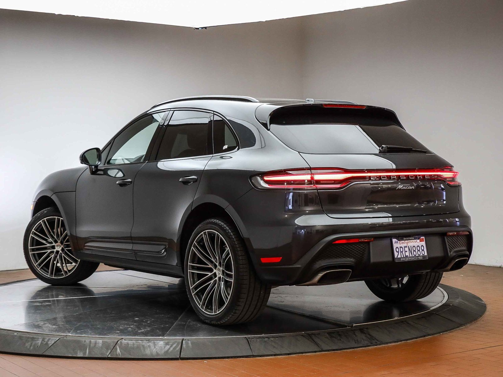 Used 2025 Porsche Macan image 3