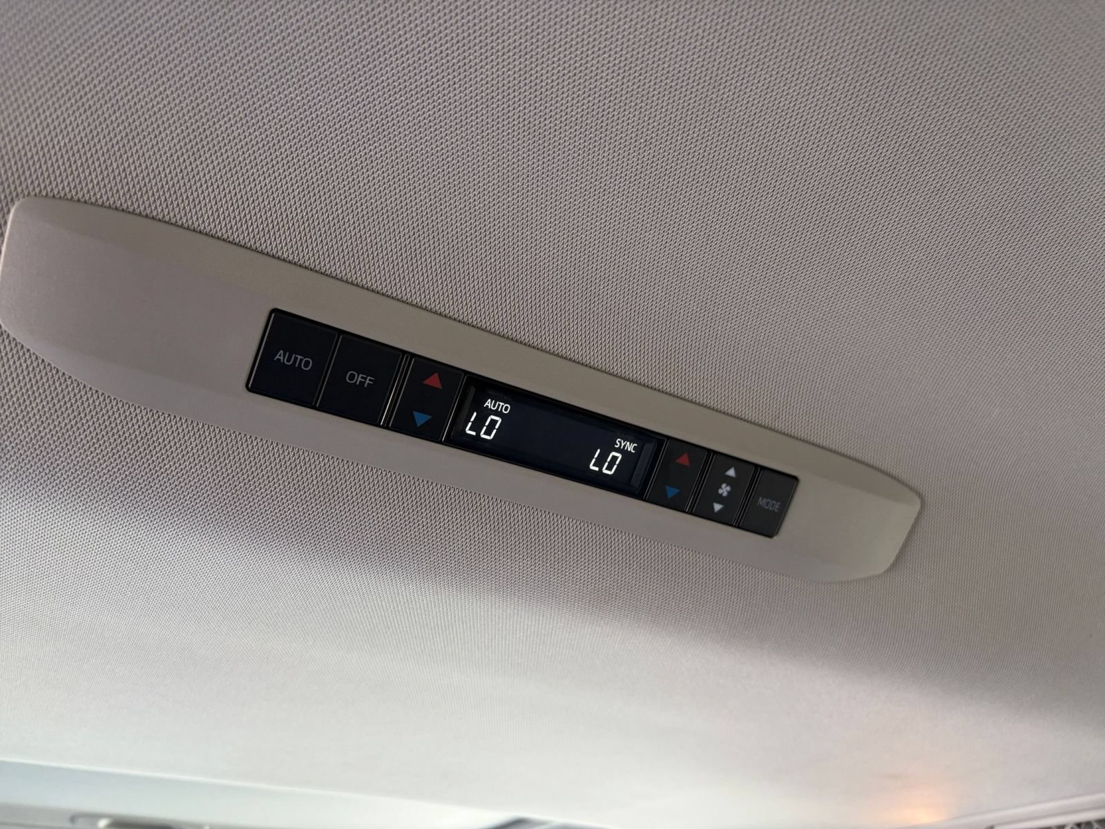 Used 2024 Toyota Sienna XLE FWD image 24