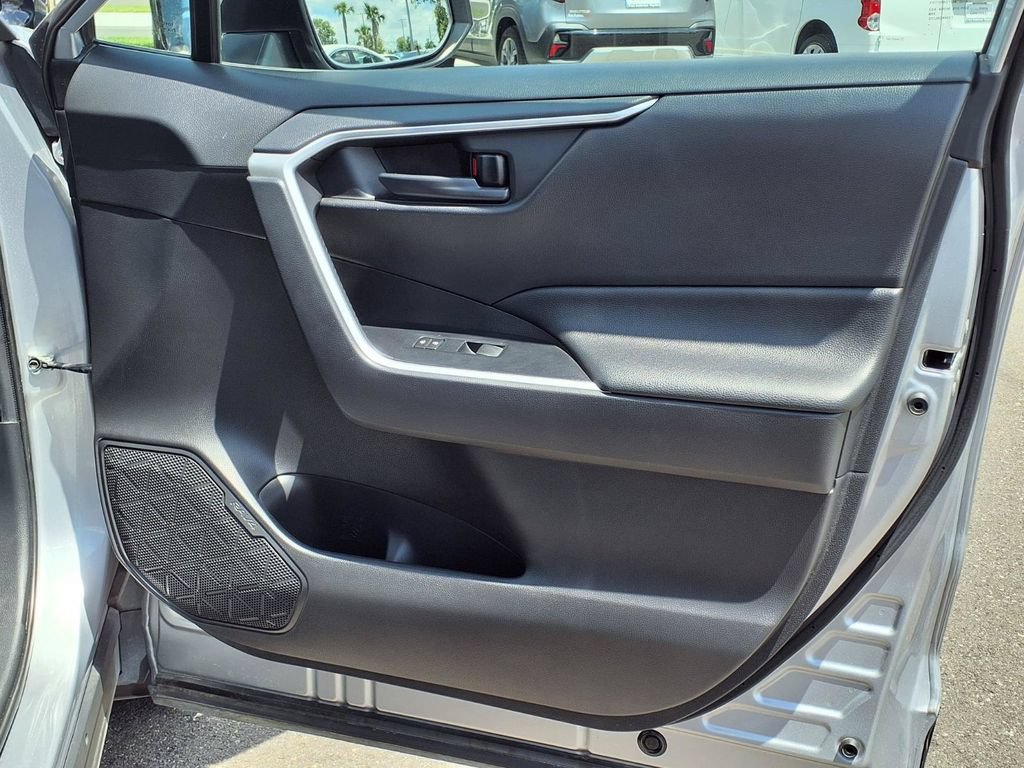 Used 2021 Toyota RAV4 LE AWD/4WD image 12