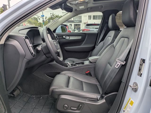 Certified 2025 Volvo XC40 B5 Plus w/ Climate Package AWD/4WD image 13