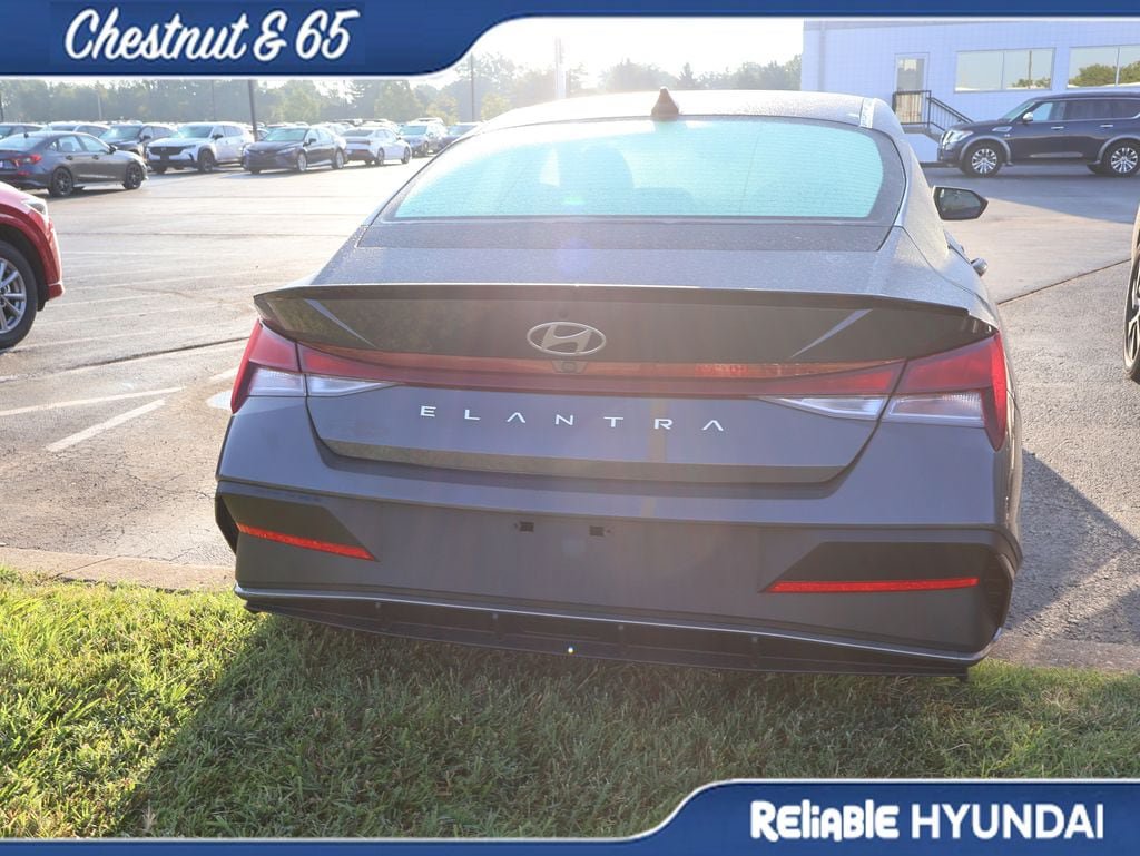 Used 2025 Hyundai Elantra Sport FWD image 19