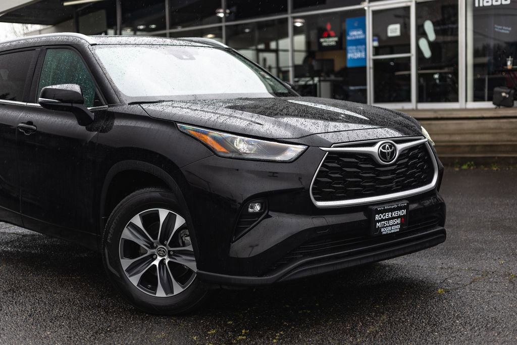 Used 2023 Toyota Highlander XLE image 3