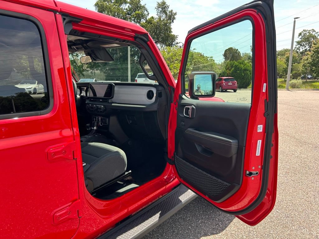 Used 2025 Jeep Wrangler Unlimited Sahara AWD/4WD image 41
