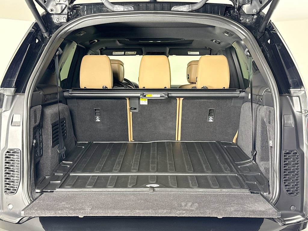 Used 2024 Land Rover Discovery Metropolitan Edition image 23