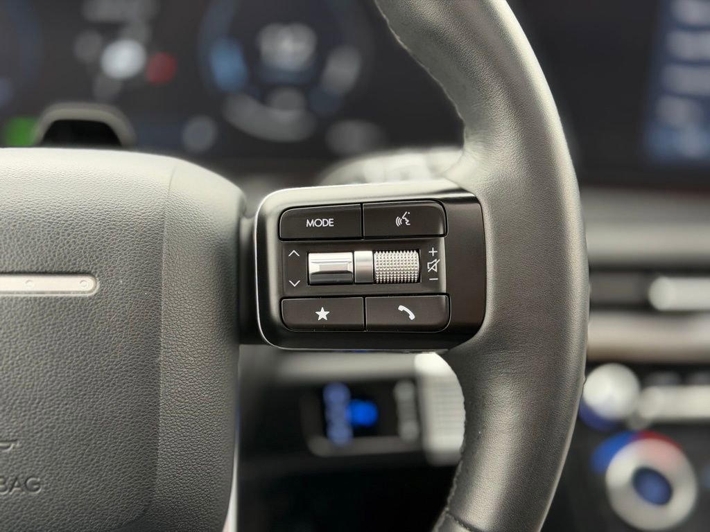 Used 2025 Hyundai Santa Fe Limited image 17