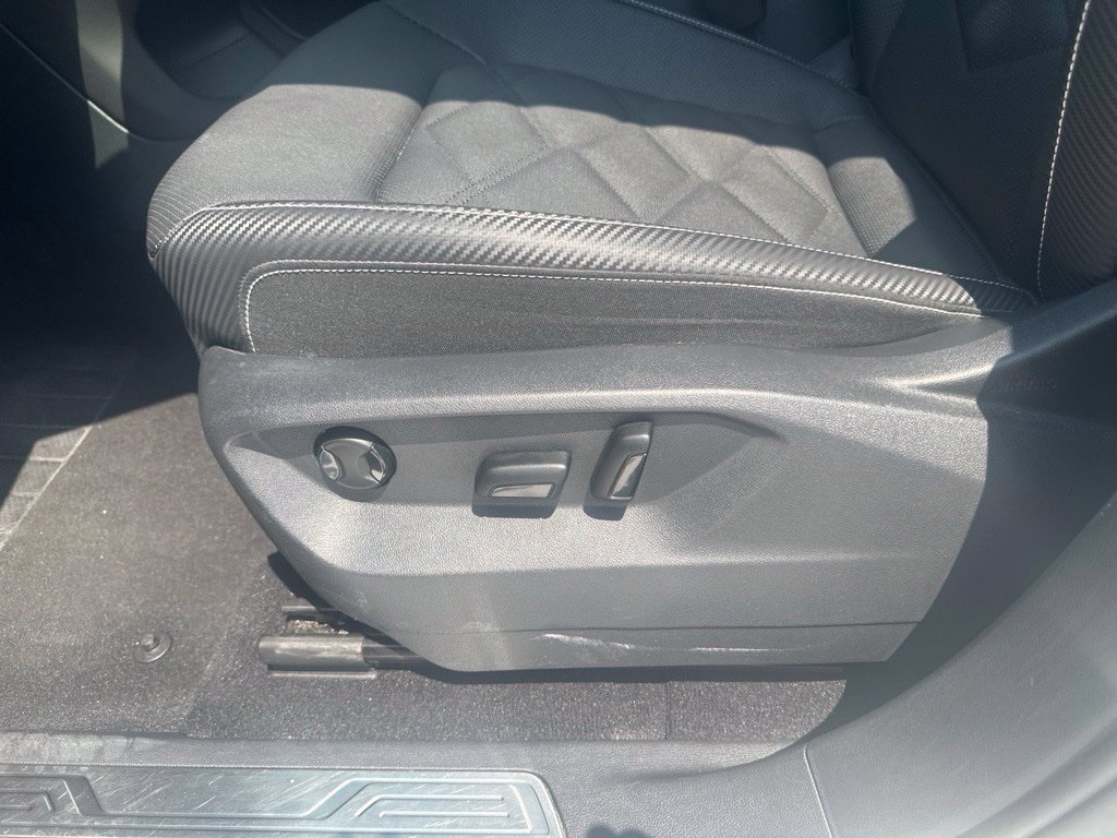 Used 2025 Volkswagen Atlas Cross Sport SE FWD image 21