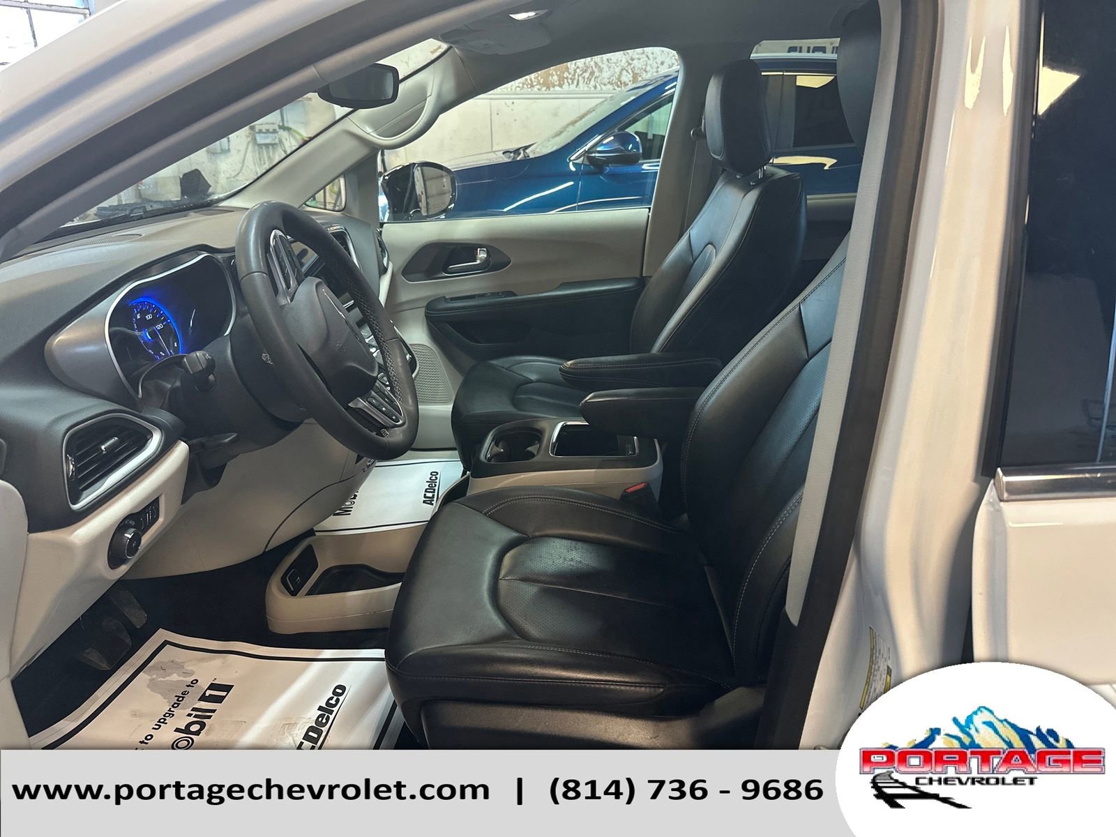 Used 2024 Chrysler Pacifica Touring-L image 10