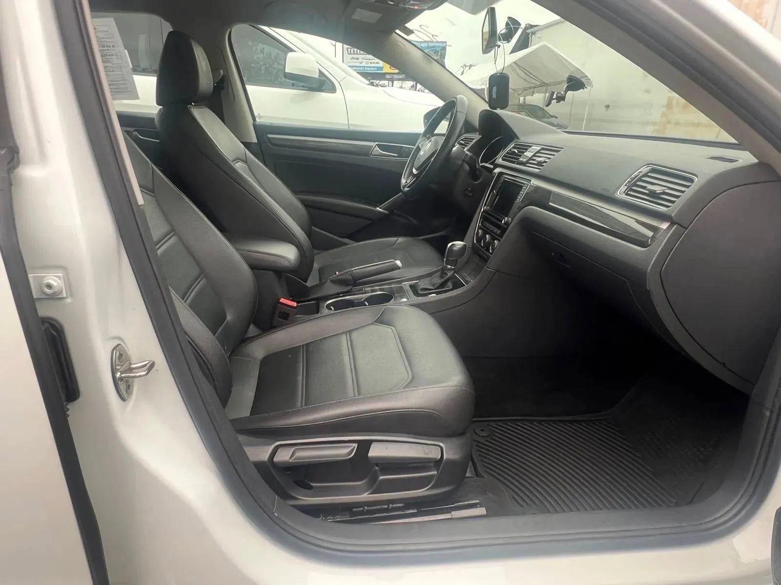 Used 2018 Volkswagen Passat 2.0T SE image 20