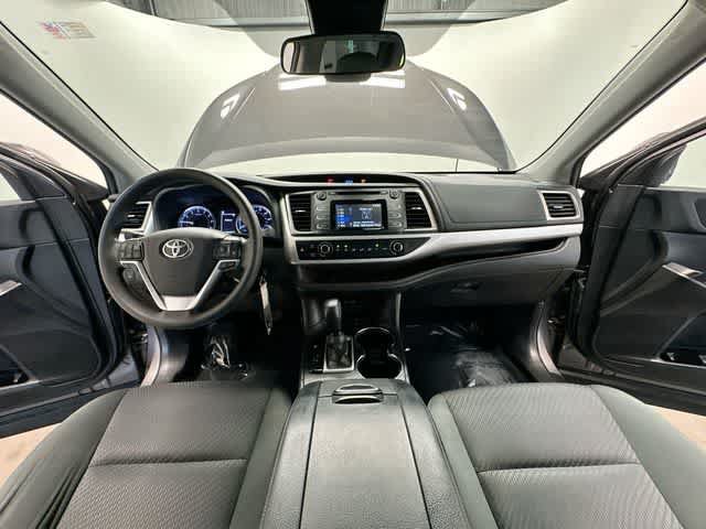 Used 2019 Toyota Highlander LE AWD/4WD image 17