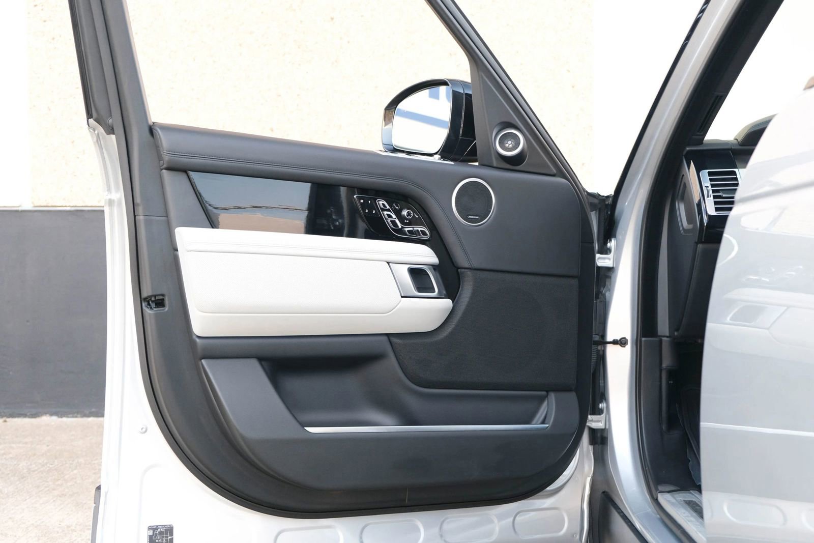 Used 2020 Land Rover Range Rover SV Autobiography Dynamic image 20