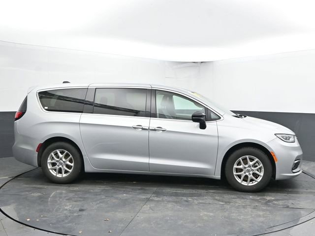 Used 2024 Chrysler Pacifica Touring-L image 12