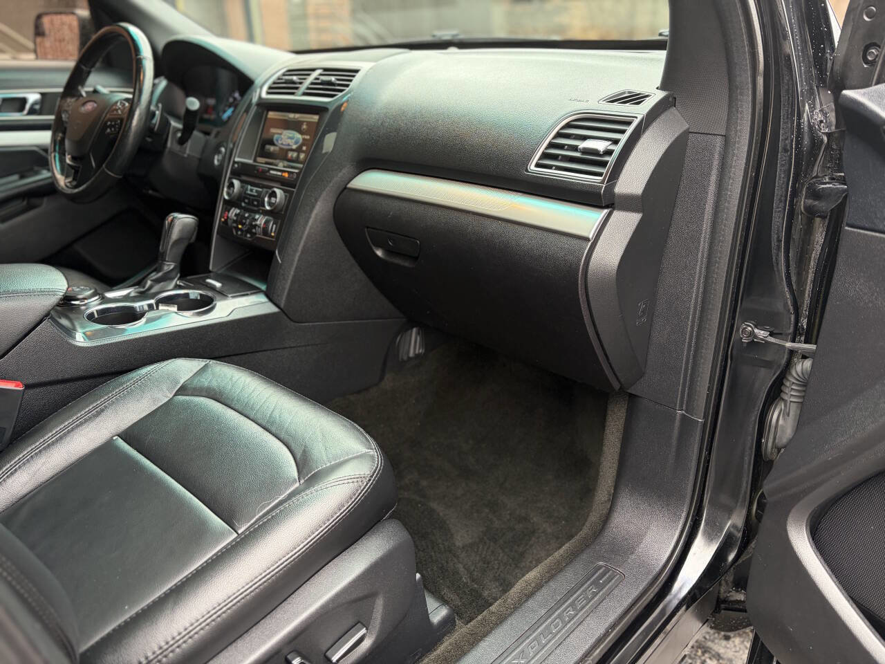 Used 2016 Ford Explorer XLT w/ Equipment Group 202A image 10
