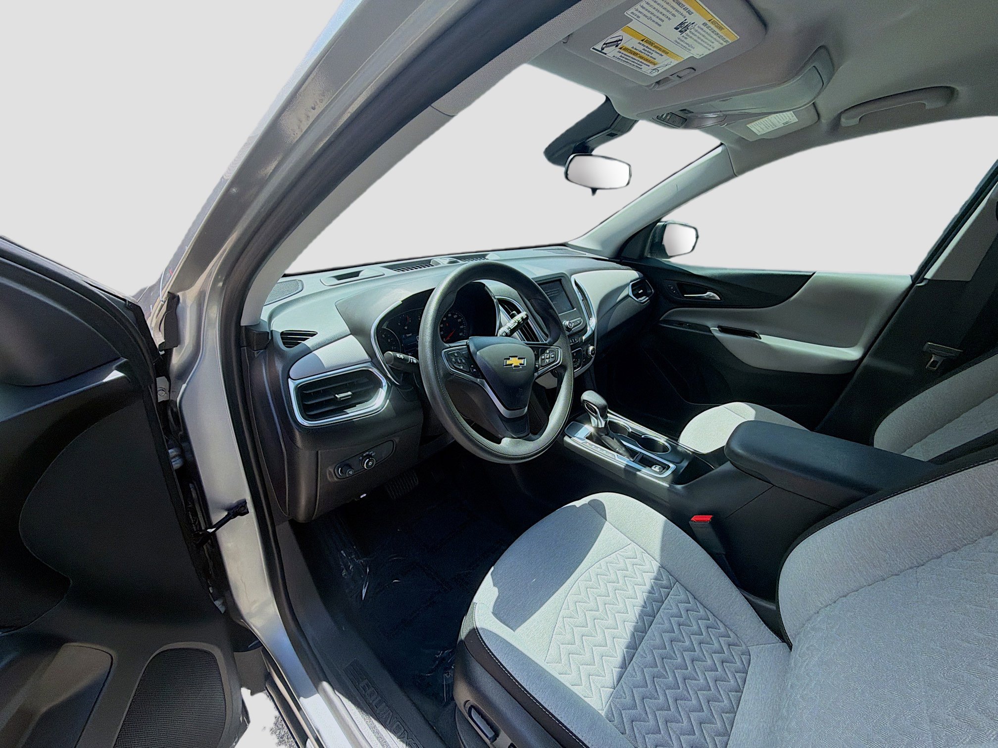 Used 2023 Chevrolet Equinox LS w/ LS Convenience Package FWD image 4