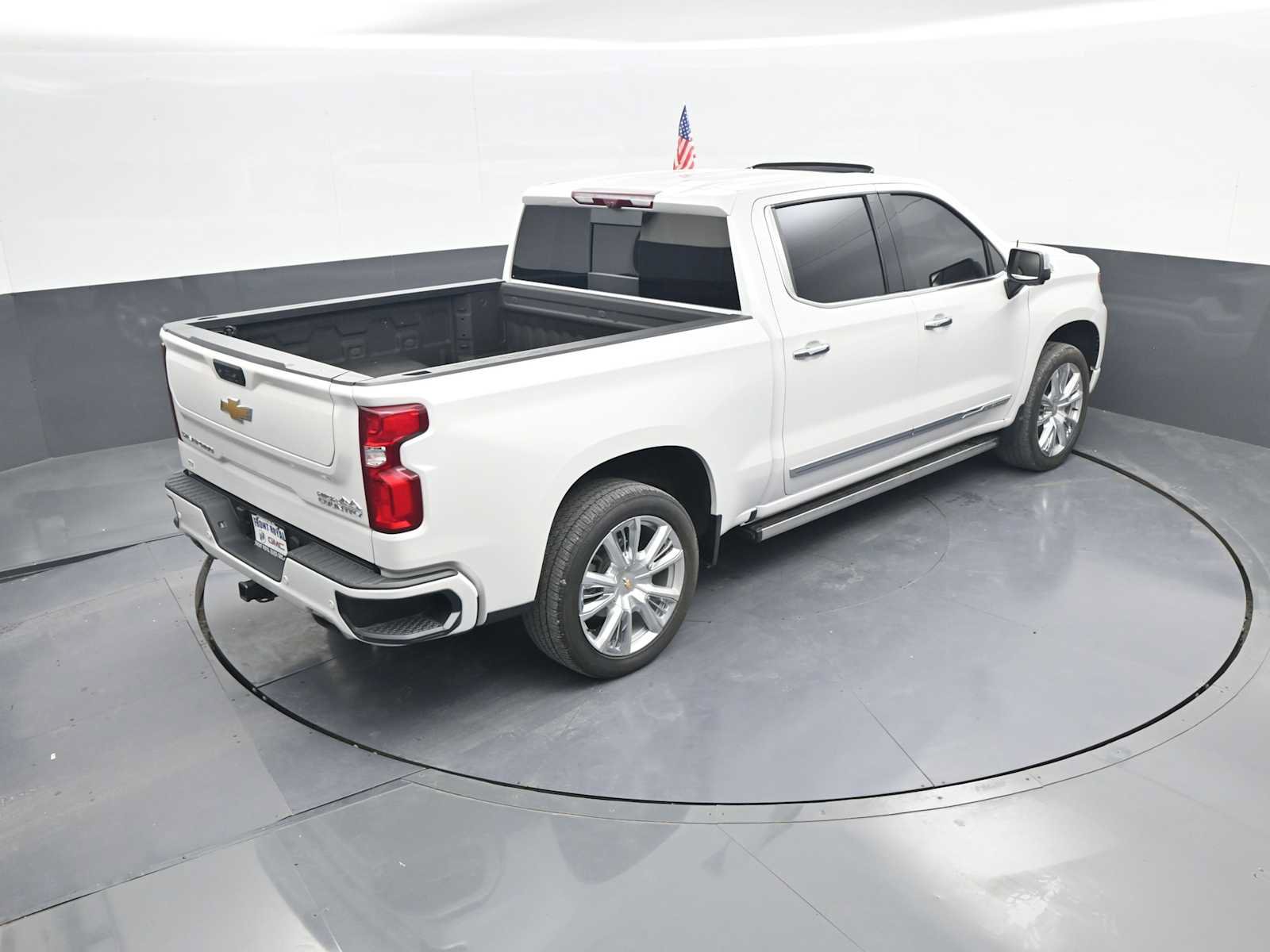 Used 2024 Chevrolet Silverado 1500 High Country w/ High Country Premium Package AWD/4WD image 39