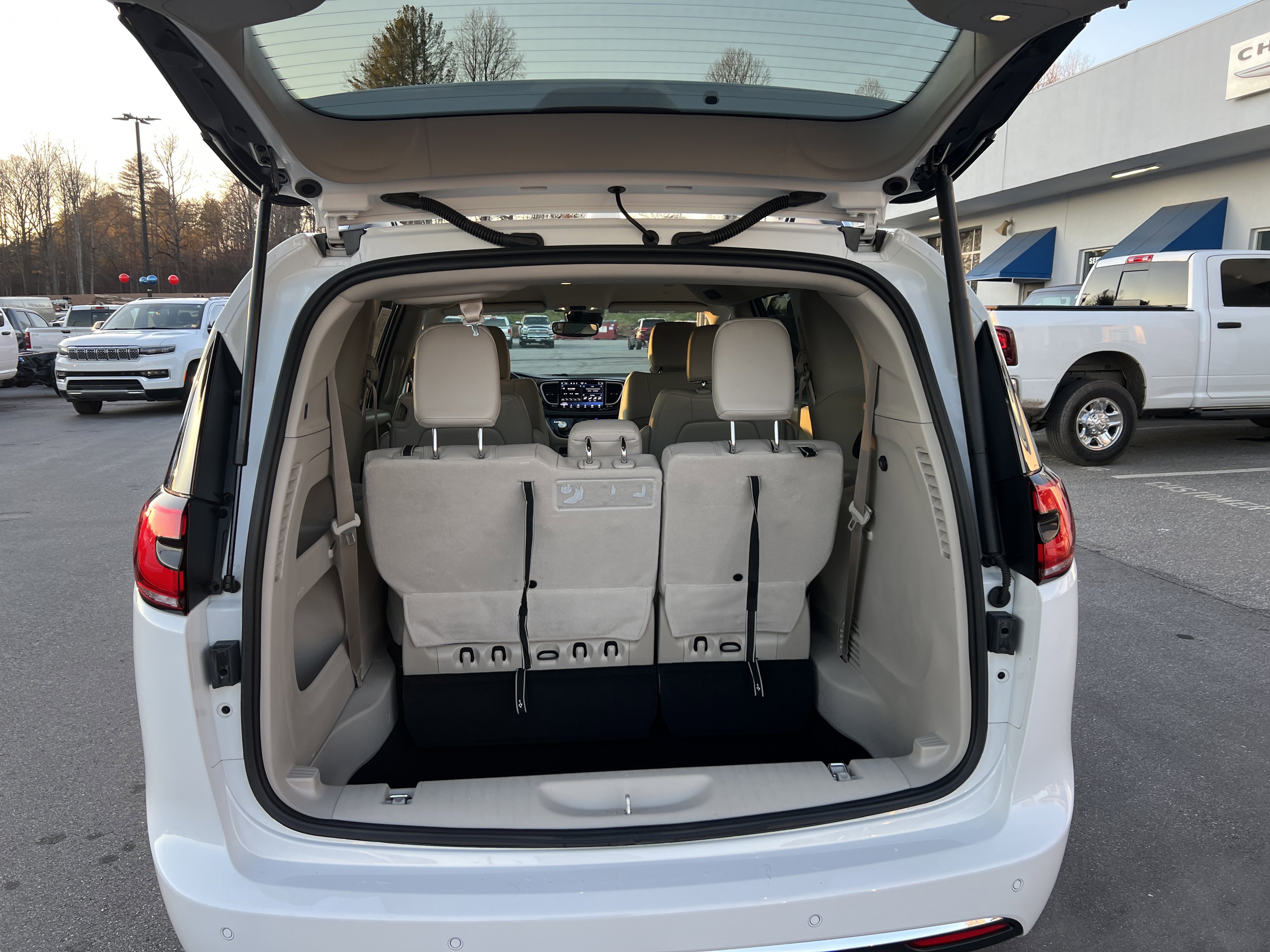 Used 2021 Chrysler Pacifica Touring-L image 8