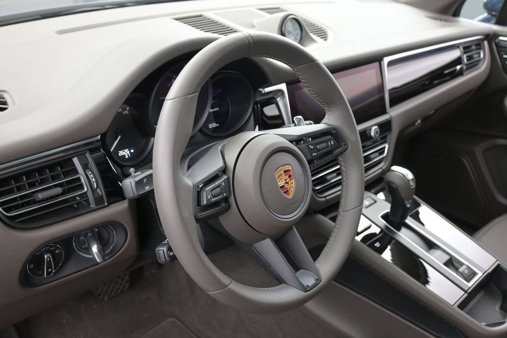 Certified 2026 Porsche Macan AWD/4WD image 16