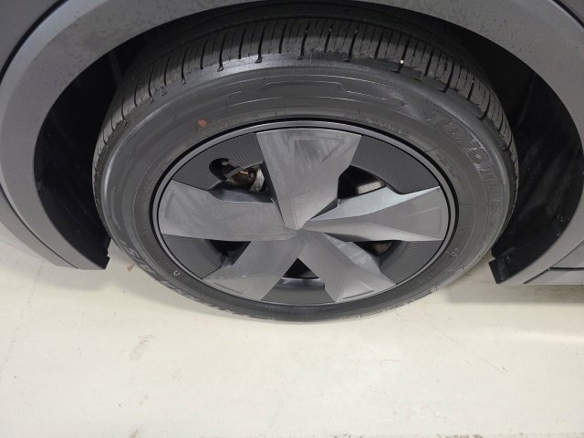 Certified 2025 Toyota Prius LE FWD image 36
