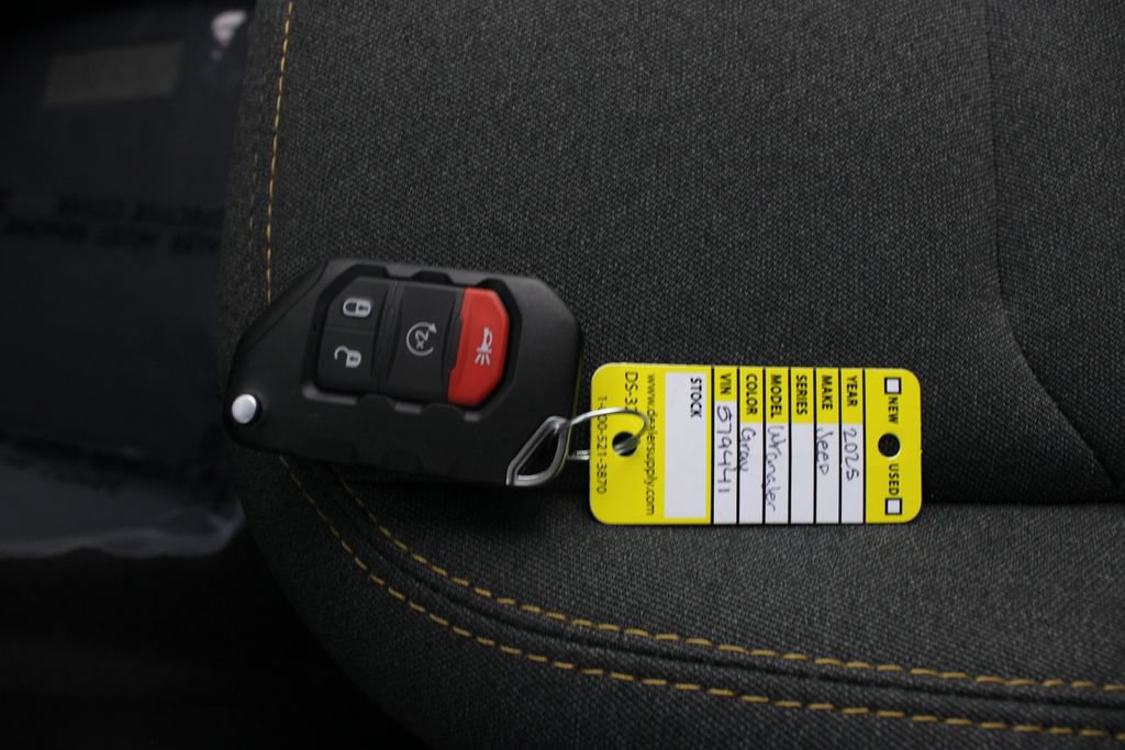 Used 2025 Jeep Wrangler Unlimited Sahara AWD/4WD image 7