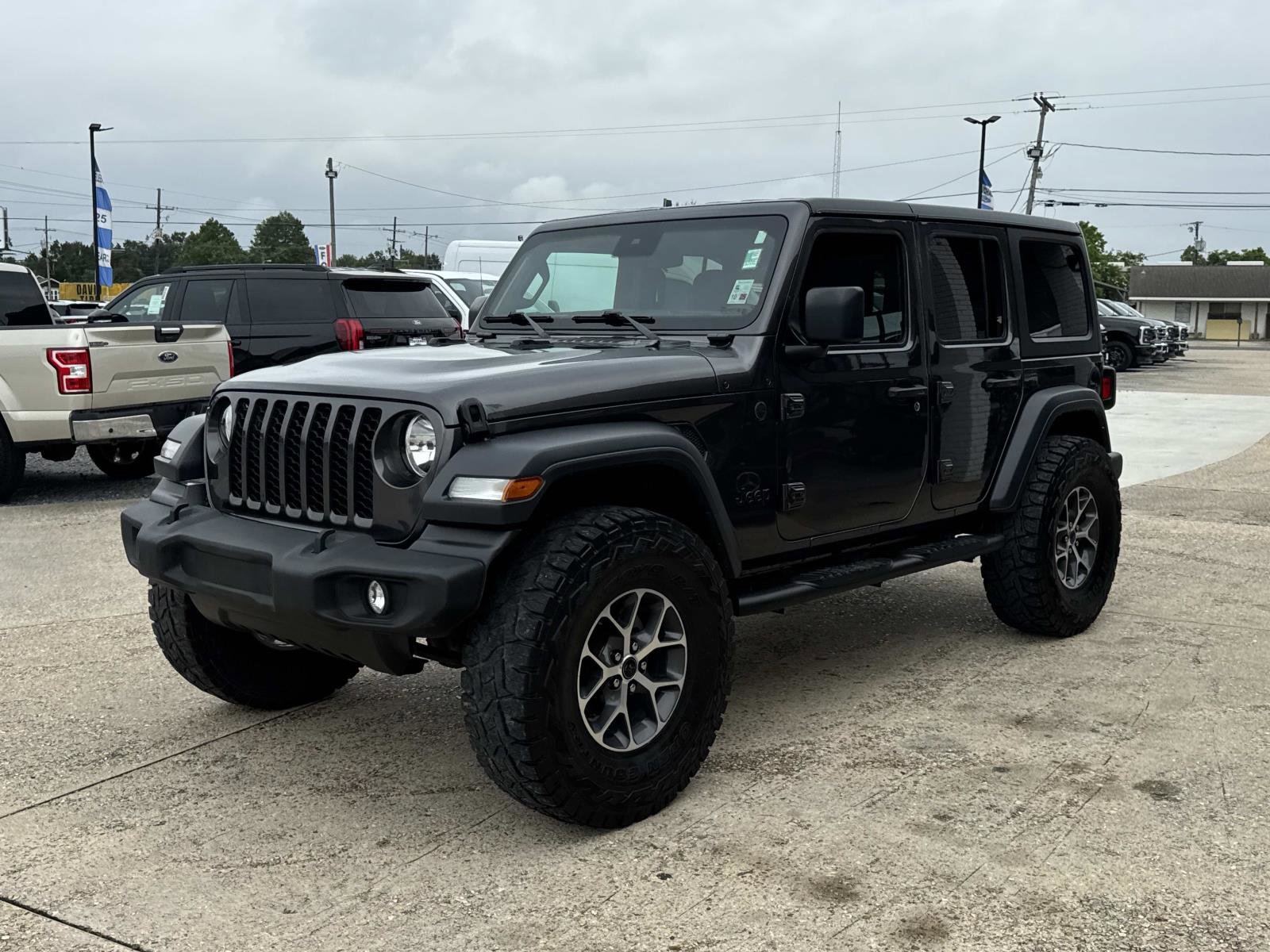 Used 2024 Jeep Wrangler Unlimited Sport AWD/4WD image 3