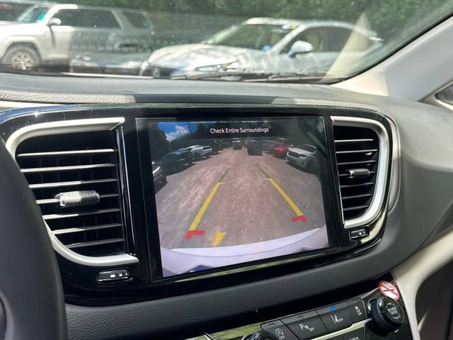 Used 2024 Chrysler Pacifica Touring-L FWD image 21