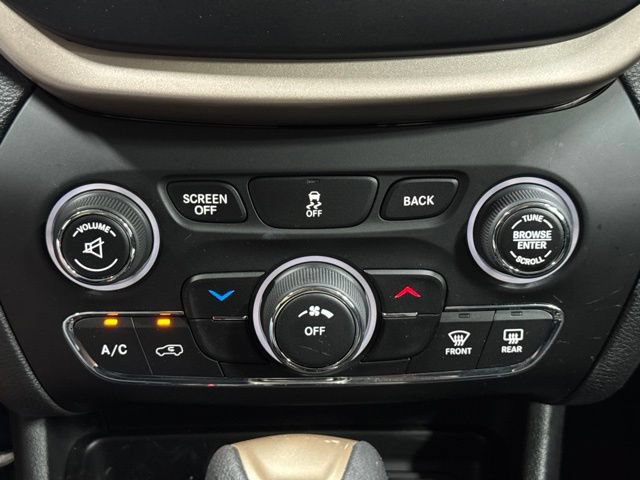 Used 2018 Jeep Cherokee Latitude w/ Safety Group AWD/4WD image 17