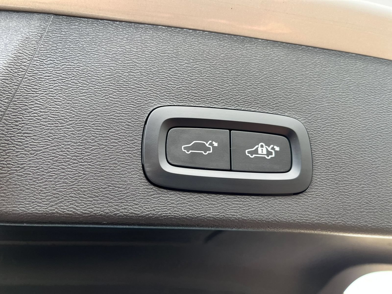 Used 2024 Volvo XC40 B5 Core AWD/4WD image 24