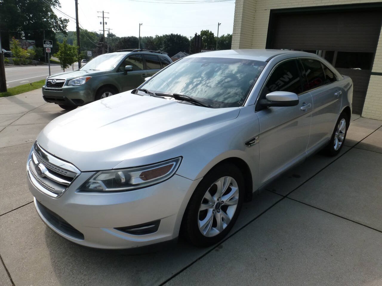 Used 2010 Ford Taurus SEL AWD/4WD image 4