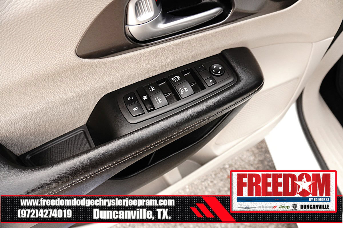 Used 2024 Chrysler Pacifica Touring-L FWD image 39