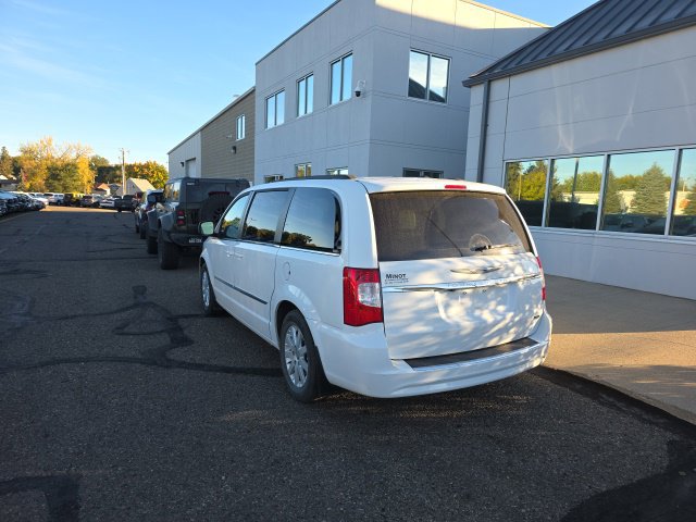 Used 2015 Chrysler Town & Country Touring FWD image 7