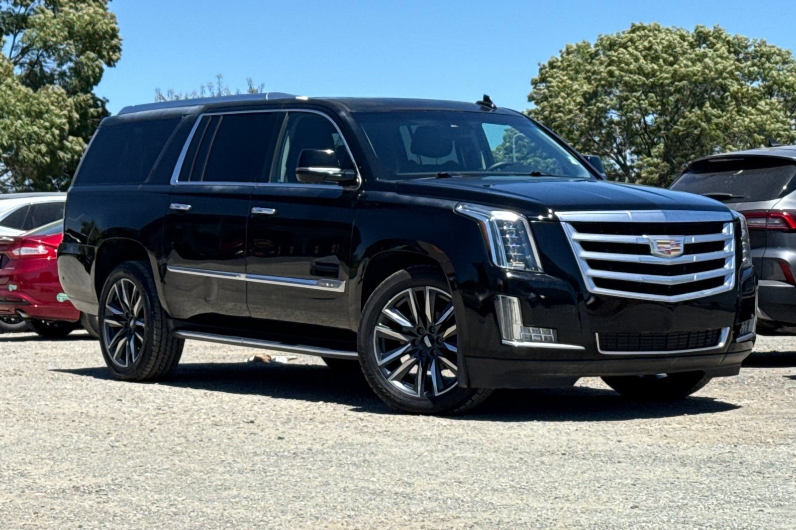 Used 2017 Cadillac Escalade ESV Luxury RWD image 2