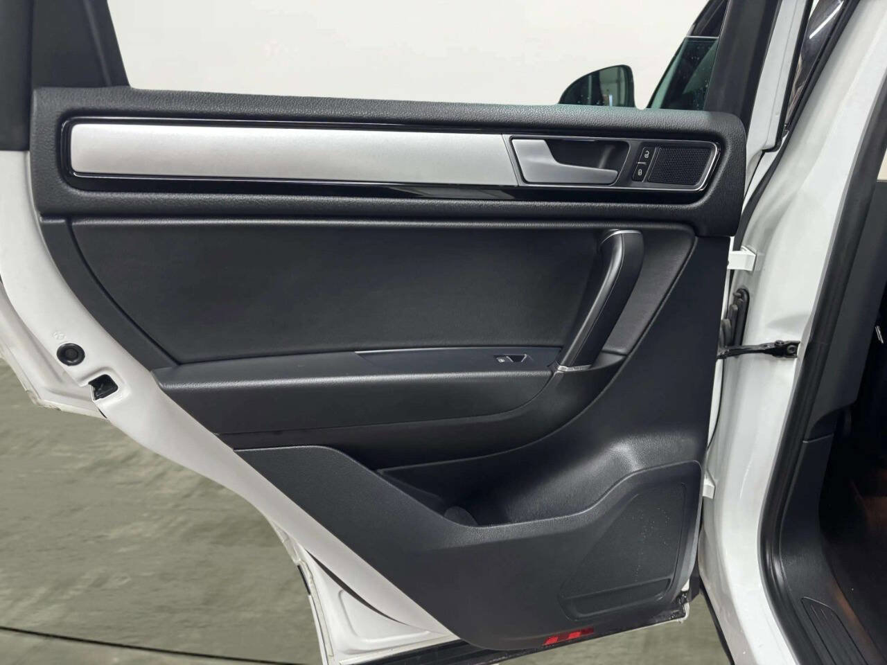 Used 2016 Volkswagen Touareg VR6 image 14