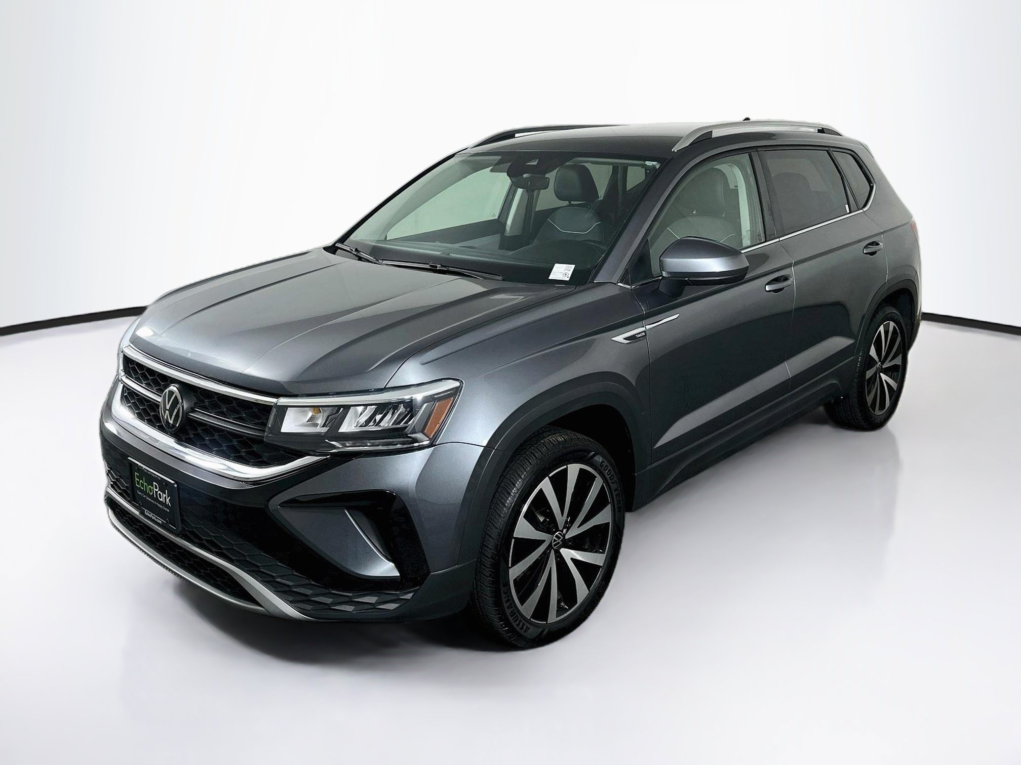 Used 2024 Volkswagen Taos SE FWD image 3