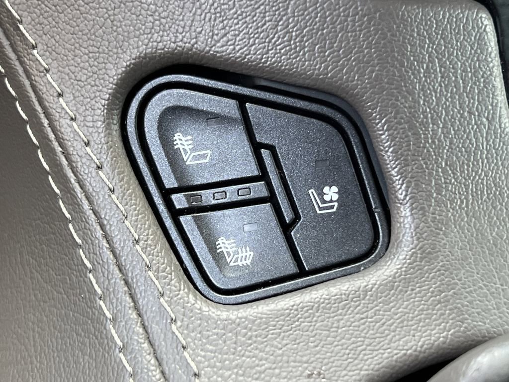 Used 2020 GMC Yukon Denali w/ Denali Premium Package image 27