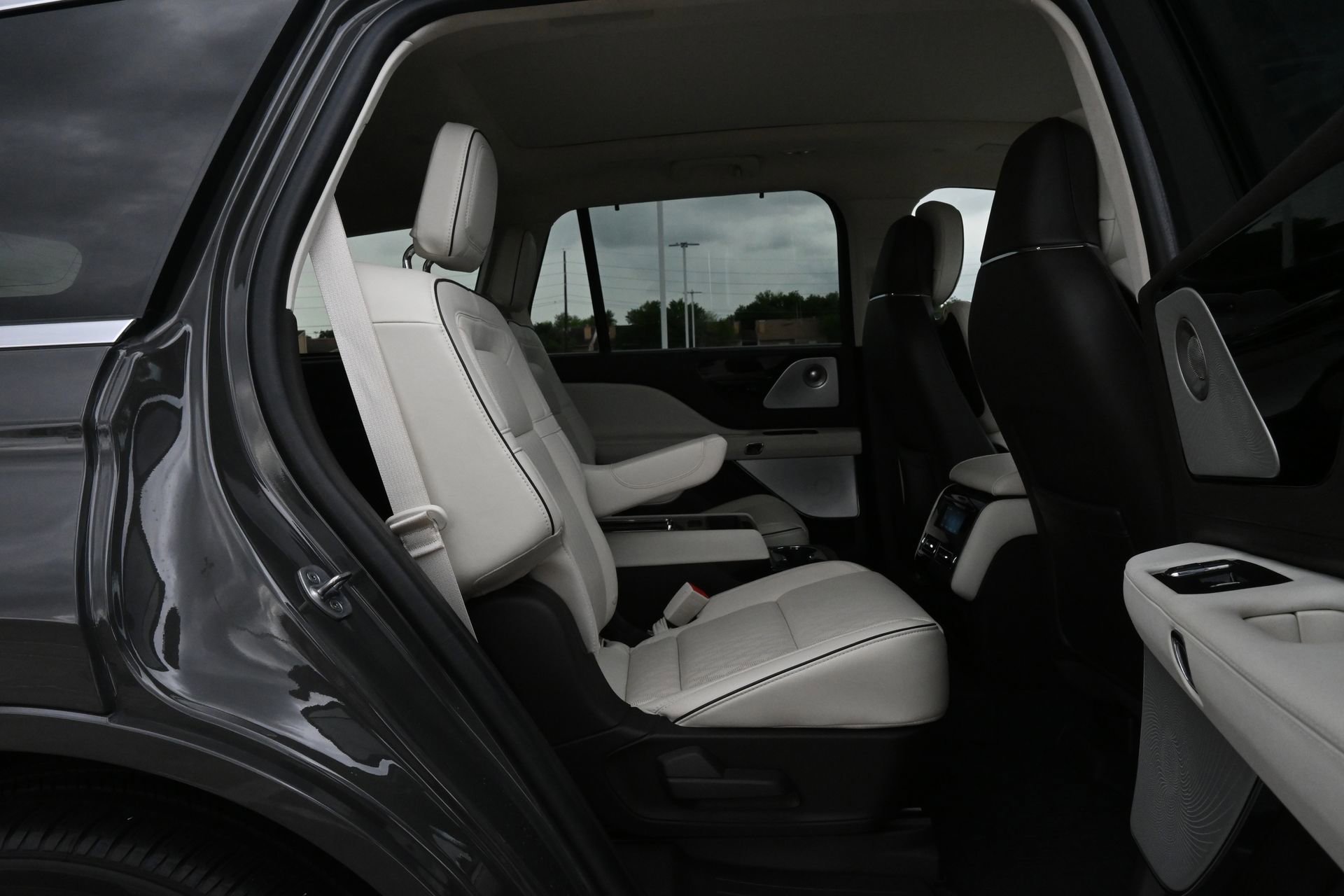 Used 2022 Lincoln Aviator Black Label w/ Class IV Trailer Tow Package AWD/4WD image 24