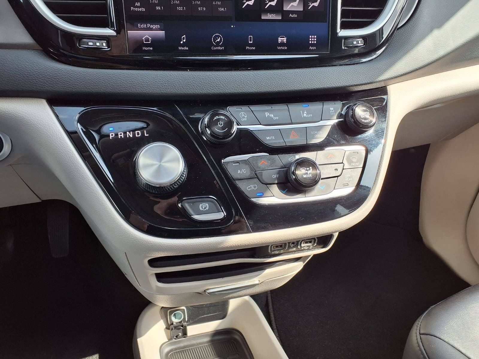 Used 2024 Chrysler Pacifica Touring-L FWD image 22