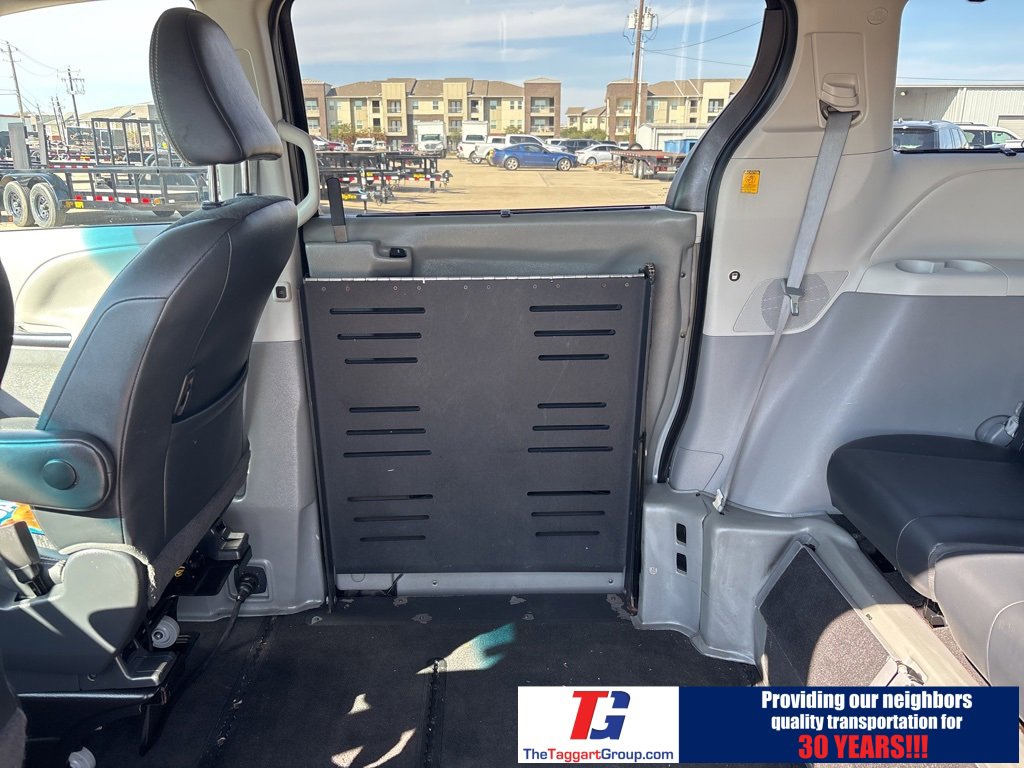 Used 2012 Toyota Sienna SE image 18