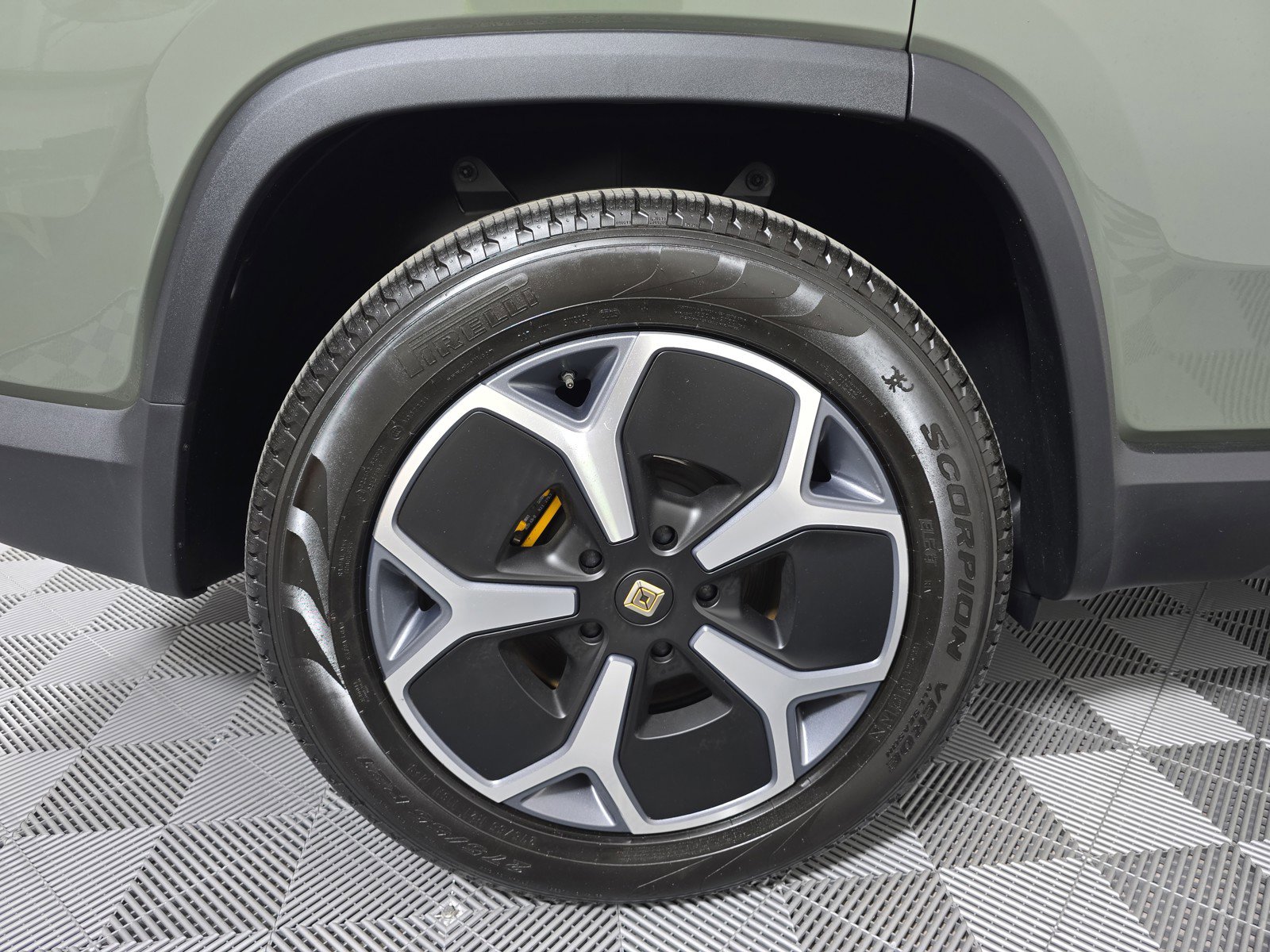 Used 2024 Rivian R1S Launch Edition AWD/4WD image 12
