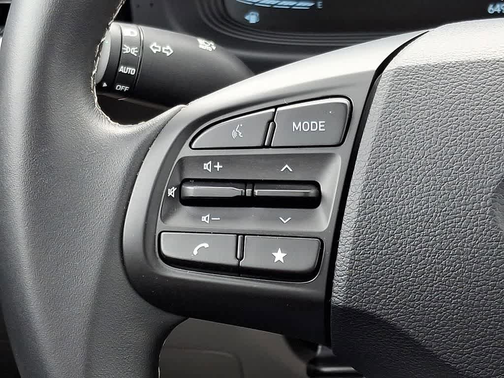 Certified 2025 Hyundai Venue SEL FWD image 20