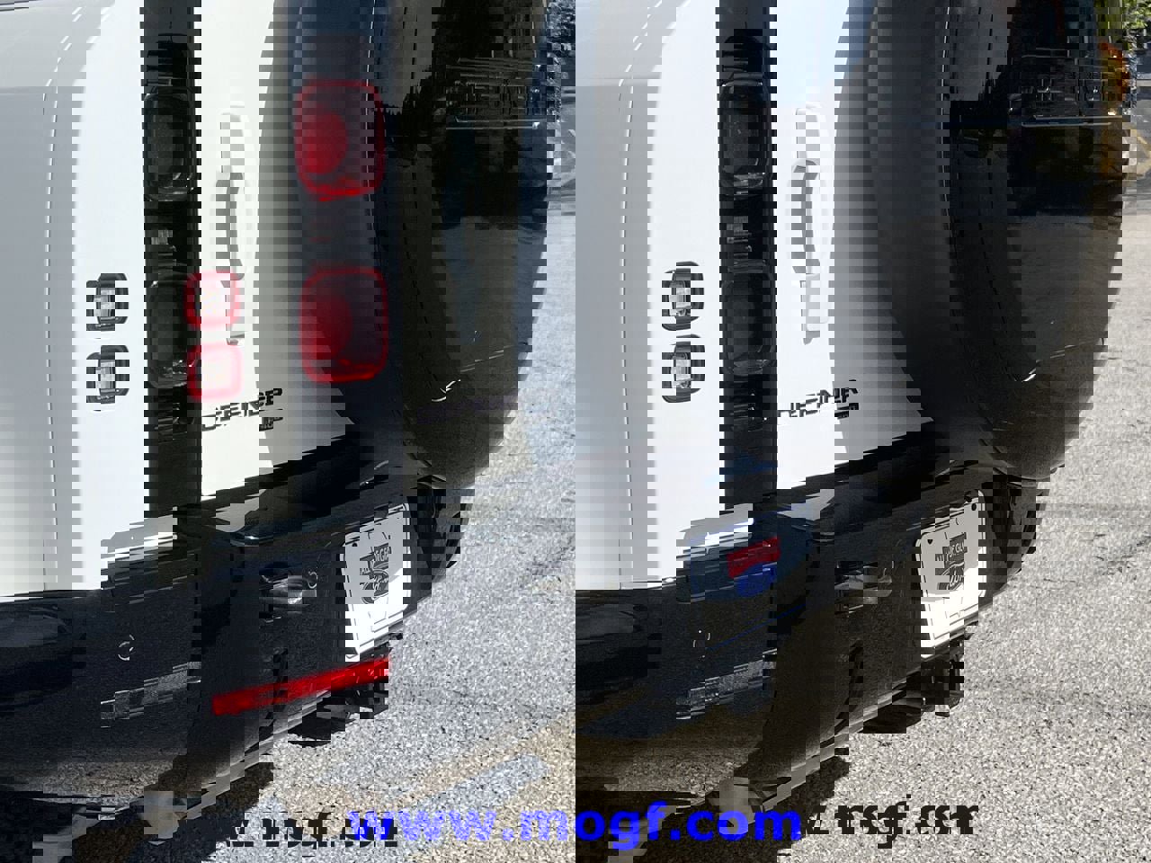 Used 2023 Land Rover Defender 110 X-Dynamic SE image 30