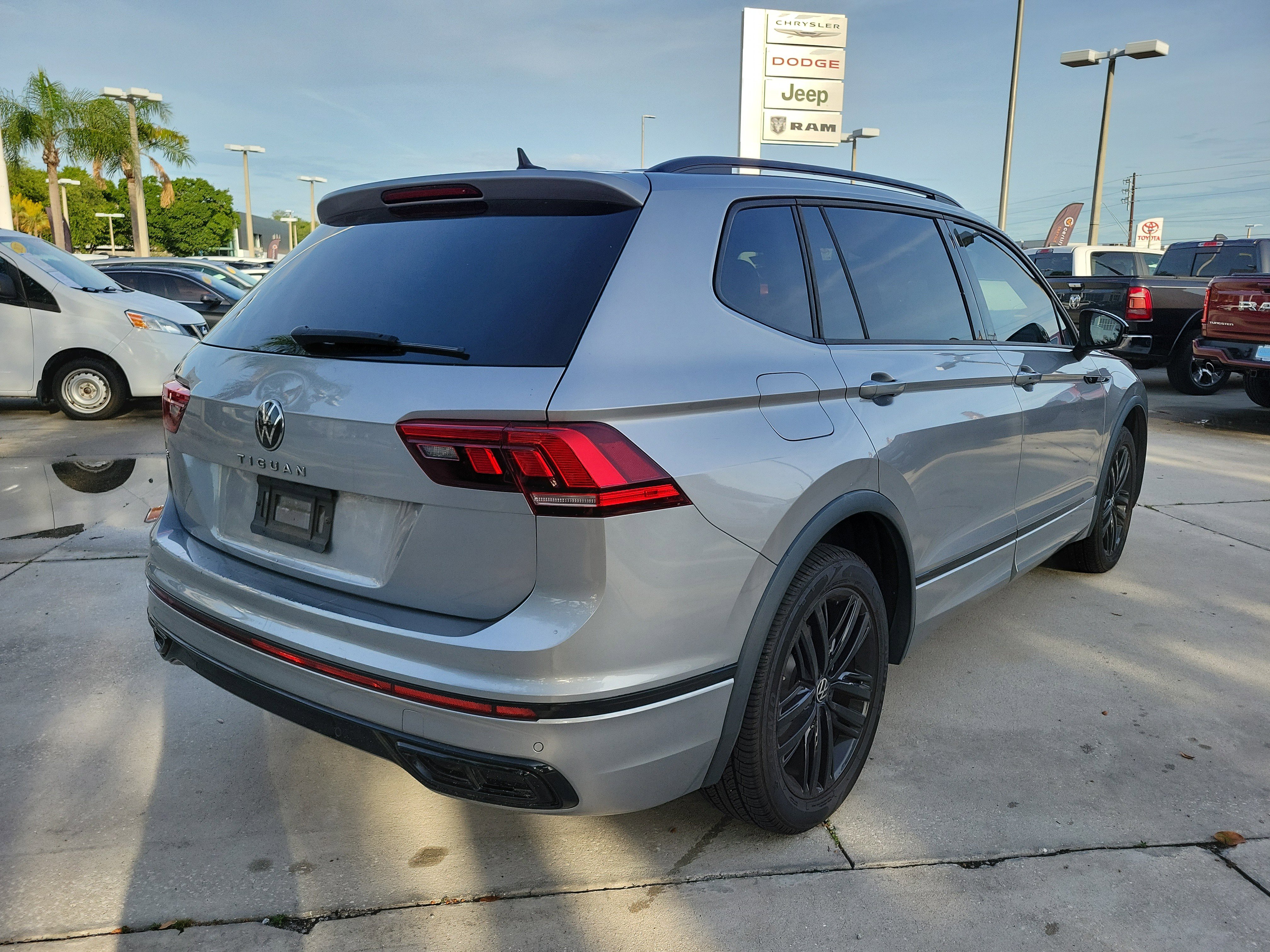 Used 2022 Volkswagen Tiguan SE R-Line FWD image 3