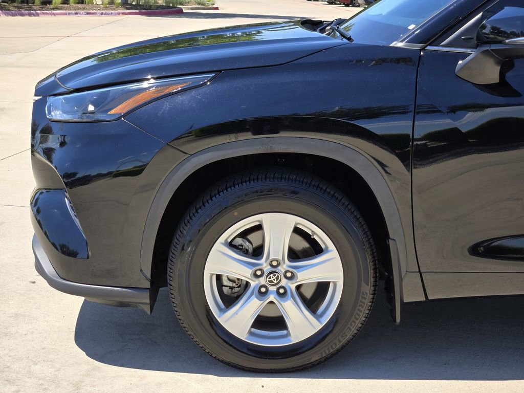Used 2023 Toyota Highlander LE FWD image 6
