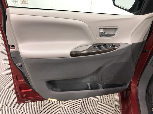 Used 2019 Toyota Sienna XLE FWD image 12