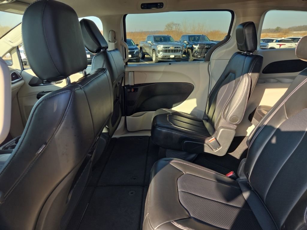 Used 2024 Chrysler Pacifica Touring-L image 12