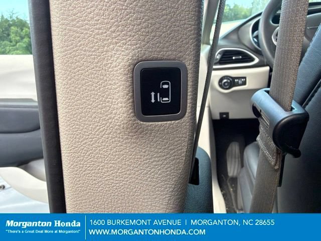 Used 2024 Chrysler Pacifica Touring-L FWD image 23