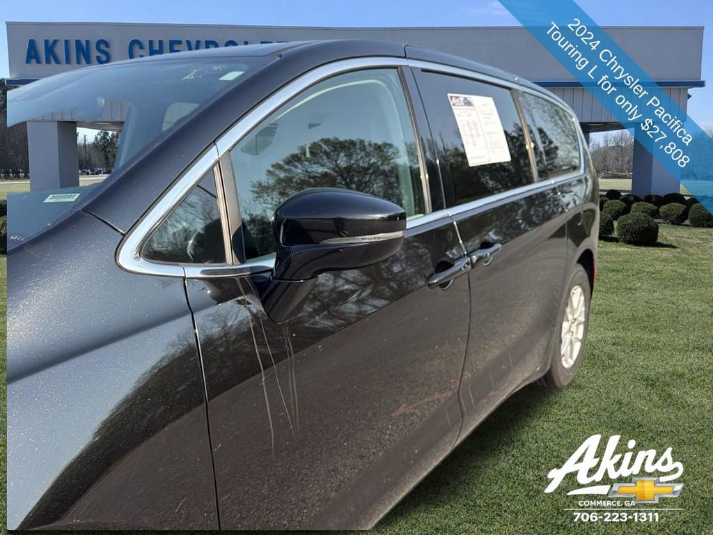 Used 2024 Chrysler Pacifica Touring-L image 2