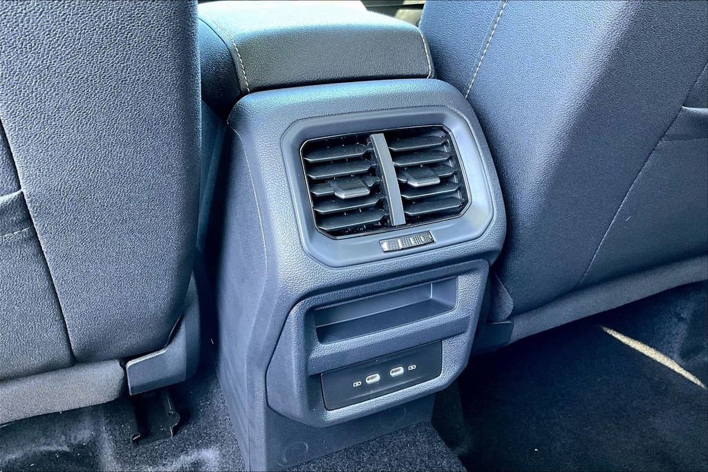 New 2026 Volkswagen Taos SE FWD image 9