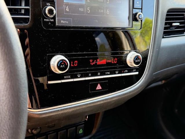 Used 2020 Mitsubishi Outlander AWD image 28